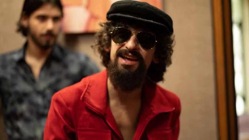 Ravel Andrade como Raul Seixas na série "Raul Seixas: Eu Sou" • Reprodução/Globoplay