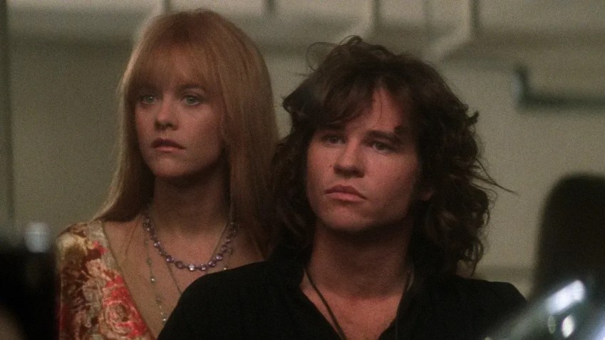 Meg Ryan e Val Kimer em cena de "The Doors - O Filme" • Reprodução/Tri-Star Pictures