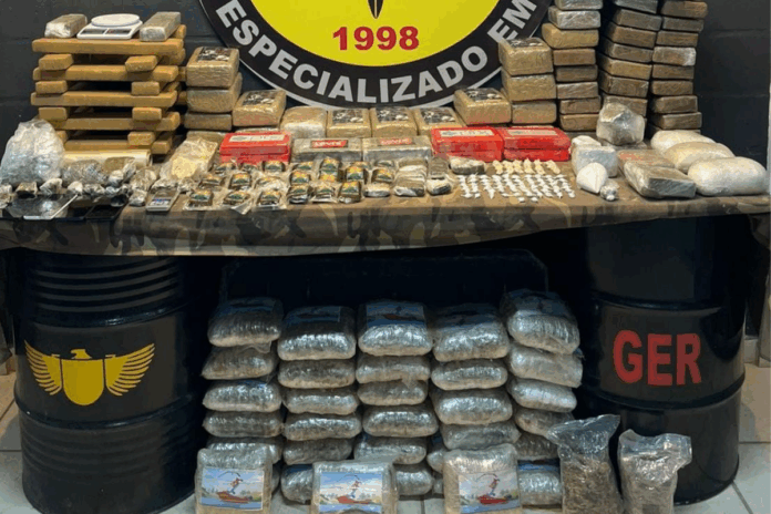 VÍDEO: Mais de R$ 1 milhão em drogas são apreendidas em casa usada por facção em Juiz de Fora