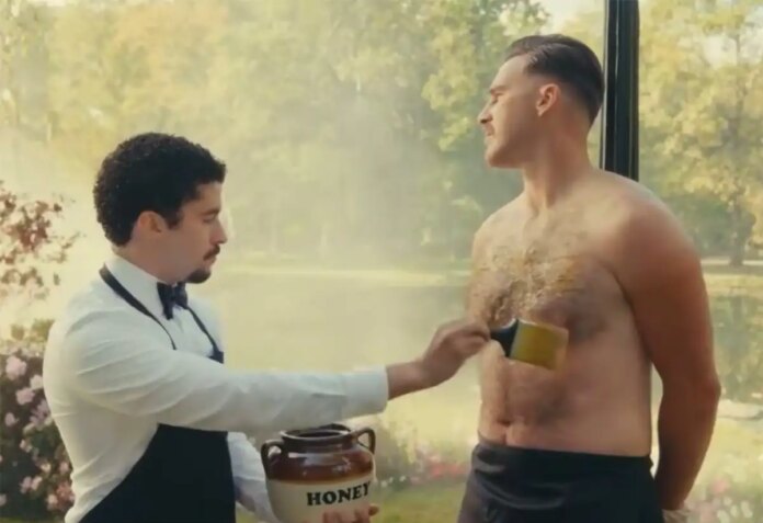 Vídeo: Bad Bunny passa mel no peito de Travis Kelce, namorado de Taylor Swift