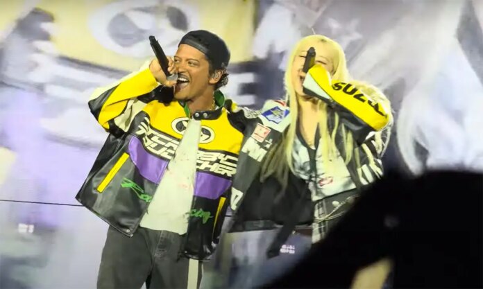 Bruno Mars aparece de surpresa em show do BLACKPINK e canta "APT." com Rosé