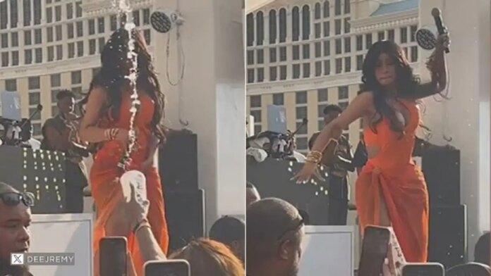 Cardi B é processada por "microfonada" que deu em fã em 2023