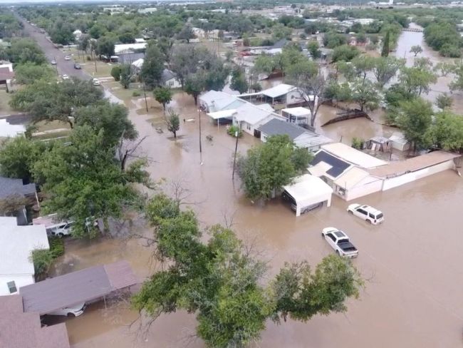 texasfloodsleave_4597893_650x.jpg Inundações no Texas deixam pelo menos 40 mortos enquanto os esforços de resgate continuam