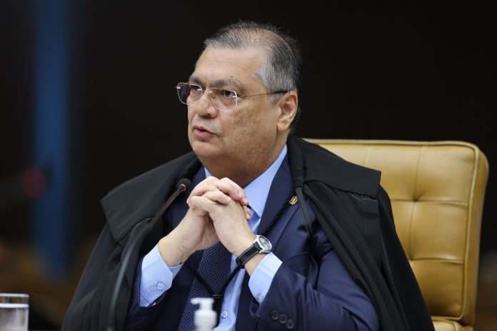 Vídeo: Mulher é presa nua em praia de SP após confessar ter matado o pai
