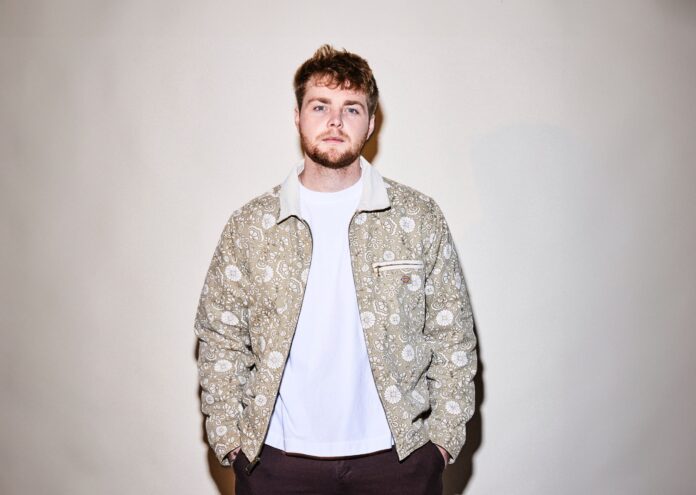 Quem é Alex Warren, cantor do mega sucesso "Ordinary"?