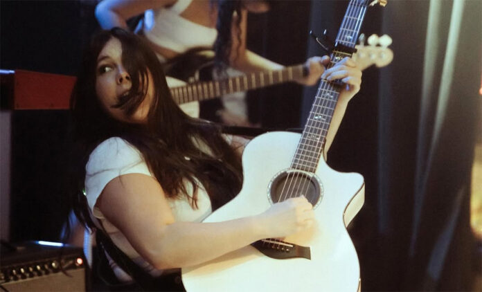 Quem é Gigi Perez, que viralizou no TikTok e chamou atenção do Coldplay?