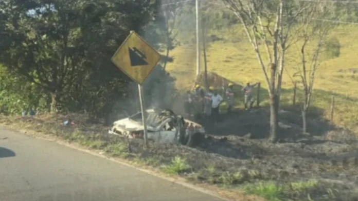 Carro pegou fogo apos acidente fazenda sao mateus