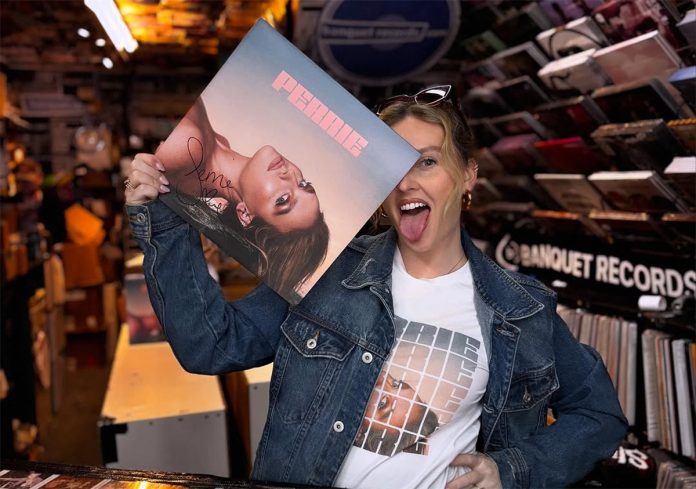 "Como solista, tive que reaprender tudo do zero", conta Perrie sobre seu 1º álbum sem Little Mix (ENTREVISTA)