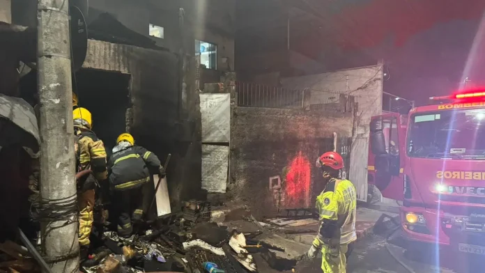 Incêndio destrói garagem adaptada para moradia no bairro Vila Montanhesa, incendio vila montanhesa
