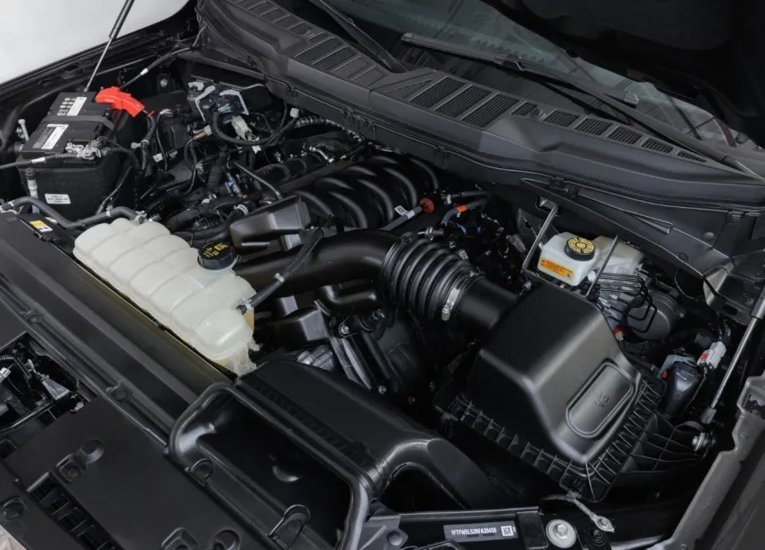Motor V8 Coyote tem 405 cv • Divulgação