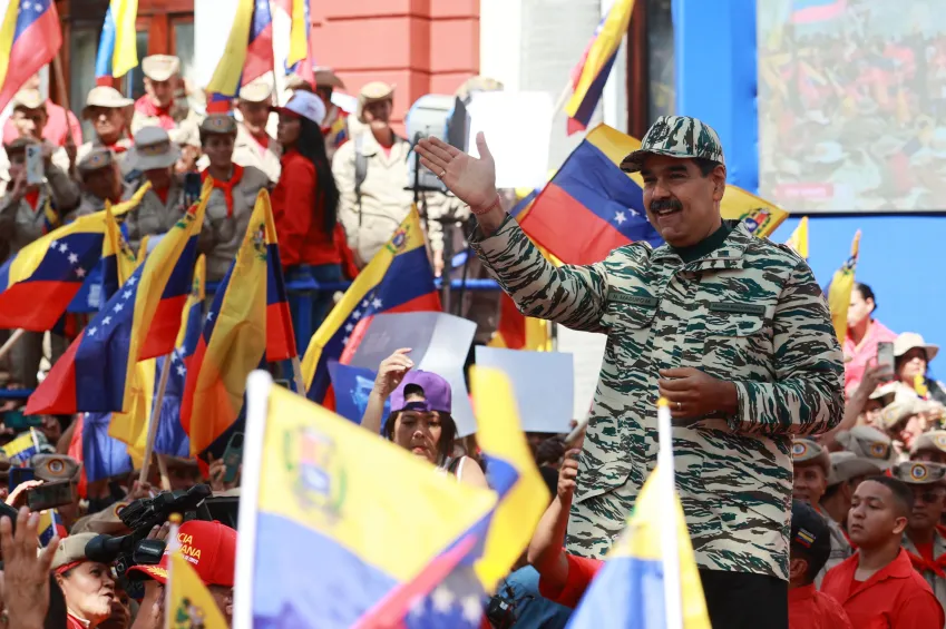 O ditador da Venezuela, Nicolás Maduro, participa de uma manifestação para comemorar o 22º aniversário da tentativa de golpe de Estado contra Hugo Chávez, em 13 de abril de 2024, em Caracas, Venezuela • Jesus Vargas/Getty Images