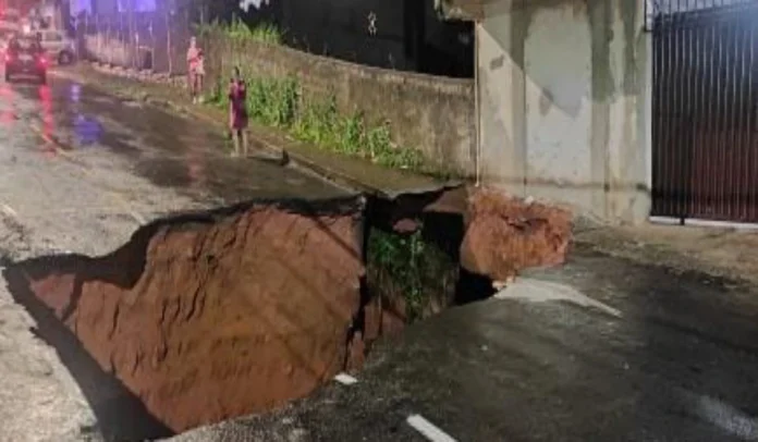 Cratera foi aberta durante tempestade em Juiz de Fora