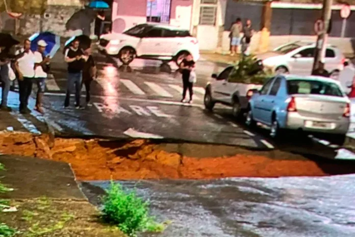 Cratera se abre em Juiz de Fora após fortes chuvas, Cratera se abre em Juiz de Fora após fortes chuvas, e cidade registra pontos de alagamento