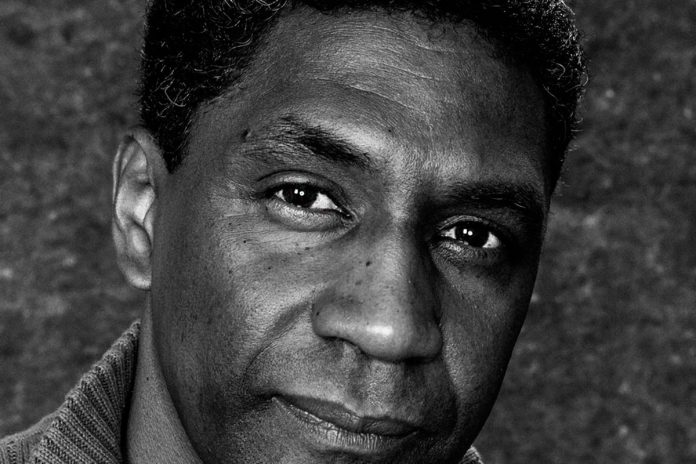 Edimilson de Almeida Pereira tem 40 anos de poemas reunidos em ‘Poesia & Agora’