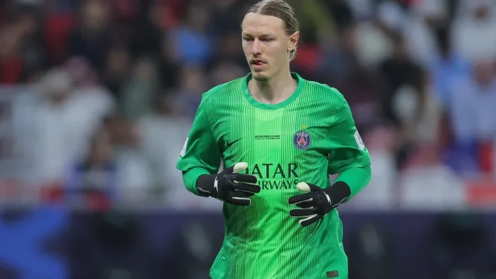 Herói do PSG, Safonov fraturou a mão durante jogo contra o Flamengo