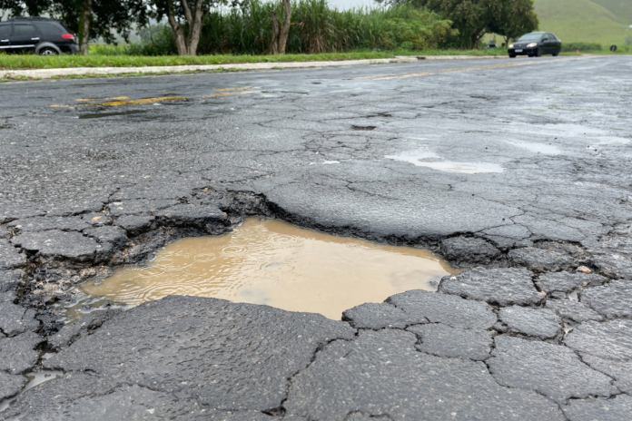 Próximo a Juiz de Fora, BR-267 tem cerca de 20 Próximo a Juiz de Fora, BR-267 tem cerca de 20 quilômetros esburacados