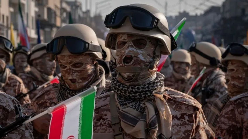 Integrante armado da Guarda Revolucionária Islâmica do Irã observa enquanto aguarda para participar de uma manifestação militar no centro de Teerã • Morteza Nikoubazl/NurPhoto via Getty Images