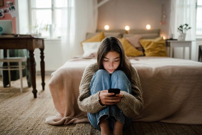 Idade da criança ao ganhar primeiro celular eleva riscos à saúde