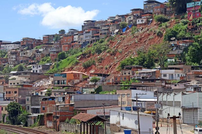 Bairro Esplanada: rua evacuada apresenta risco de desmoronamento desde 2001, segundo Defesa Civil