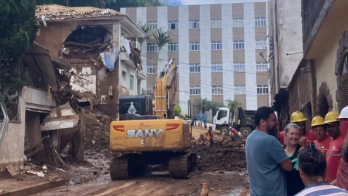 Moradores do Paineiras vivem incerteza após tragédia e temem furtos paineiras evacuado auxilio emergencial moradores zona da mata. kit recomeço