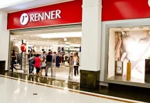 Renner recolhe blusa ‘regret nothing’, usada por réu de estupro ao se entregar à polícia