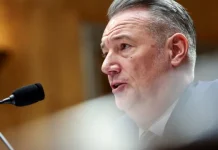 ICE: diretor responsável por plano de deportação de Trump pede demissão