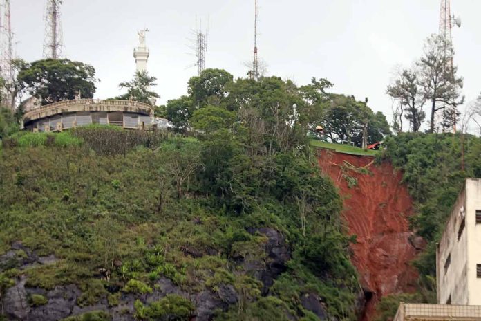 Morro do Cristo: atraso em laudo amplia insegurança de moradores evacuados