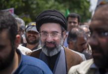 Trump afirma que iranianos “não têm cartas” para negociações exceto Ormuz Líder supremo do Irã estaria desfigurado após ataque que matou seu pai