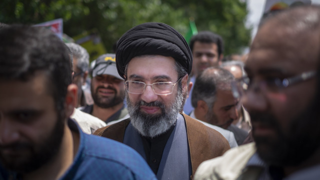 Trump-afirma-que-iranianos-nao-tem-cartas-para-negociacoes-exceto.jpg Líder supremo do Irã estaria desfigurado após ataque que matou seu pai