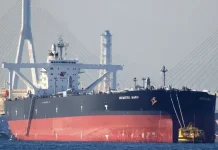 Japão recebe primeiro petroleiro do país que atravessou o Estreito de Ormuz | CNN Brasil