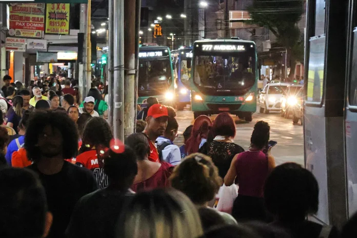 Usuários do transporte público no Bairro Santa Cruz relatam falta de ônibus e atrasos no serviço