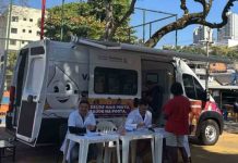Vacimóvel aplica vacinas contra gripe e sarampo neste sábado no Parque Halfeld Vacimóvel aplica vacinas contra gripe e sarampo neste sábado no Parque Halfeld A vacina contra a gripe estará disponÃvel para toda a população acima de seis meses de idade. Já a imunização contra o sarampo segue os critérios do calendário vacinal do SUS e contempla crianças, adultos e profissionais da saúde que ainda não completaram o esquema recomendado. A trÃplice viral, utilizada na proteção contra sarampo, caxumba e rubéola, é oferecida gratuitamente pelo SUS. Pessoas que não possuem comprovante vacinal ou não se lembram se receberam as doses também podem procurar atendimento para avaliação da situação vacinal. A vacinação contra hepatite A será direcionada para públicos especÃficos, incluindo crianças pequenas não vacinadas, gestantes, pessoas imunossuprimidas e contatos próximos de casos confirmados da doença.
