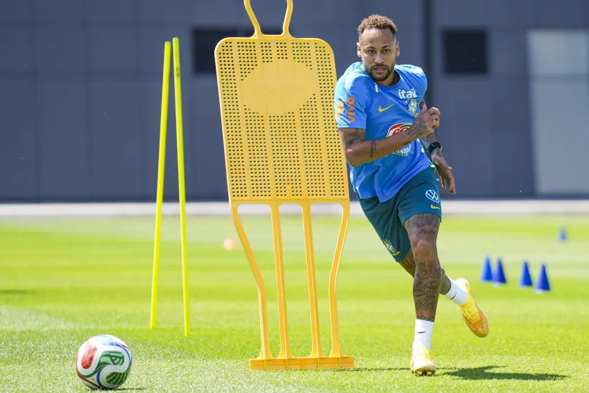 Neymar volta a treinar com a Seleção e reforça expectativa por retorno • Nelson Terme / CBF