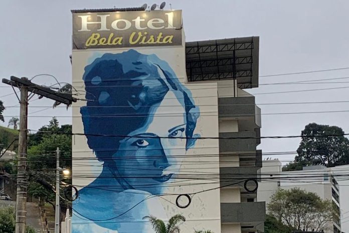 Mural gigante homenageia Eva Nil em Cataguases