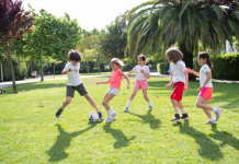 Por que mais pais estão incentivando os filhos a praticar esportes em grupo após as aulas Por que mais pais estão incentivando os filhos a praticar esportes em grupo após as aulas