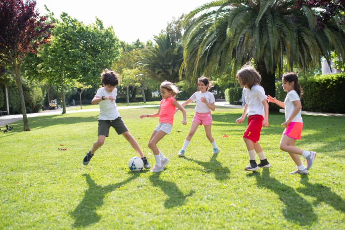 Por que mais pais estão incentivando os filhos a praticar esportes em grupo após as aulas