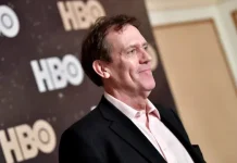 Hugh Laurie pede desculpas após atacar crítica de jornalista sobre ‘Dr. House’