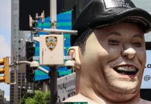 Protesto contra Grok e cetamina leva Musk inflável para ruas de NY