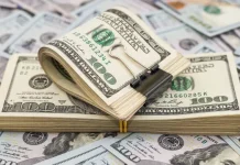Dólar sobe e Bolsa cai com investidores repercutindo nova pesquisa eleitoral