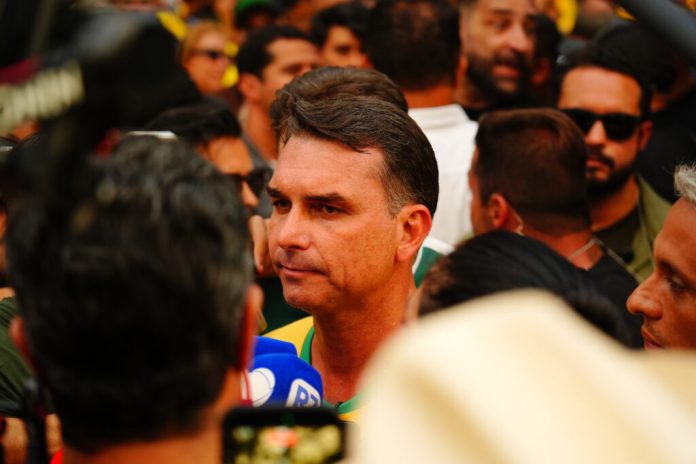 Flávio Bolsonaro diz que nota da CNBB confirma ‘fake news’; Flávio Bolsonaro diz que nota da CNBB confirma 'fake news'; entidade desmentiu acusação feita por ele