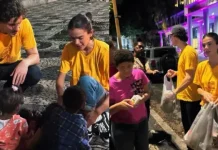 Bruna Marquezine e Shawn Mendes distribuem marmitas nas ruas do Rio de Janeiro