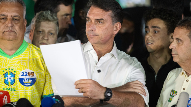 Trump-mantem-silencio-apos-vitoria-de-Lula.jpg Flávio não reconhece vitória de Lula e tentará anulação do pleito